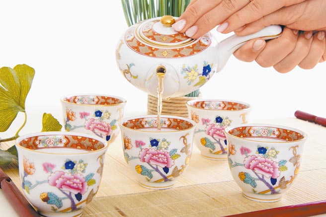 Herend富贵牡丹日本茶具6件组礼盒，1壶5杯，10万8000元。（Herend提供）