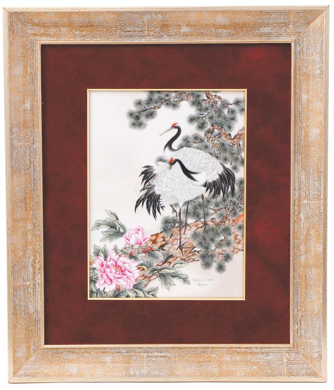 Herend花鹤呈祥限量瓷画，长35x宽30公分（含框）， 39万8000元。（Herend提供）