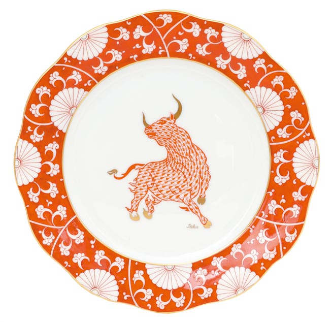 Herend十二生肖系列牛年壁盘，高19.5公分，2万7800元。（Herend提供）
