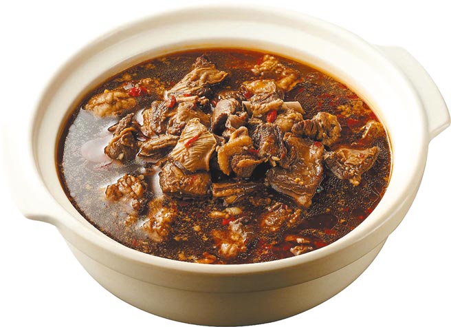 全联独家「KKLife越式羊肉炉」，特选澳洲羊腹排搭配越式浓郁汤头，2入、799元，限量3000组。（全联提供）