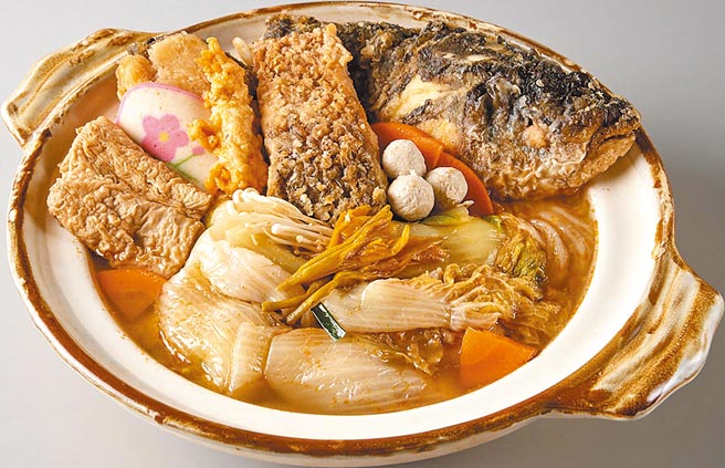 家乐福引进嘉义在地知名老字号「陈聪明砂锅鱼头」，熟品每盒含汤汁，约2350g、728元。（家乐福提供）