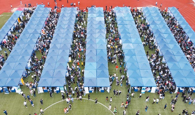 2020年10月28日，上海市2021届高校毕业生秋季校园招聘会现场。（新华社）