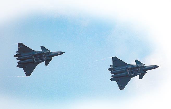 歼-20打开内置弹仓，展示霹雳-12飞弹。（取自微博＠解放军报）