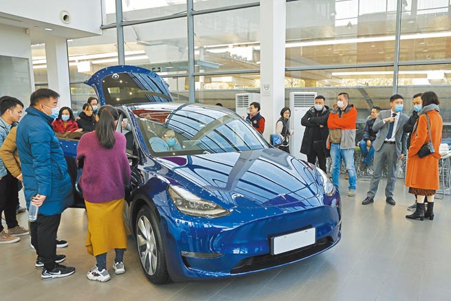 1月3日，上海虹桥特斯拉中心，民眾近距离体验Model Y。（中新社）