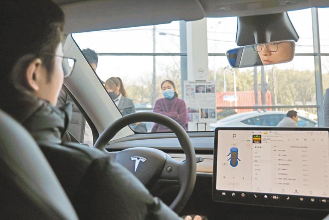 1月3日，市民体验Model Y。（中新社）