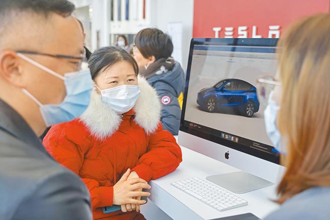 1月3日，市民与销售员洽谈购买Model Y事宜。（中新社）