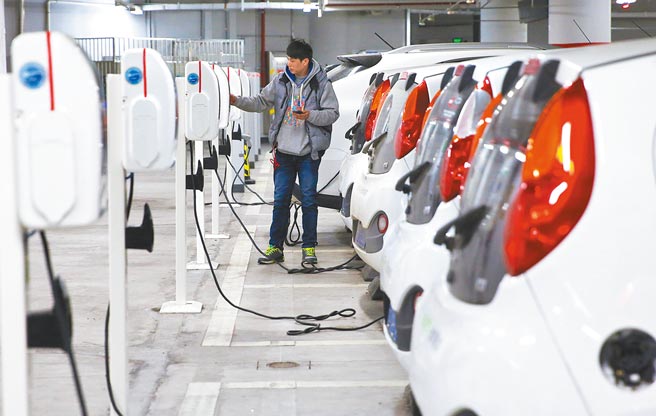 上海民眾在铁路上海站的新能源车分时租赁点为车辆充电。（新华社资料照片）