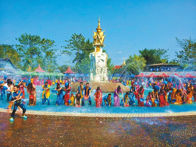 作者第一次在大陆自驾游，目的地西双版纳。图为西双版纳泼水节。（资料照片）