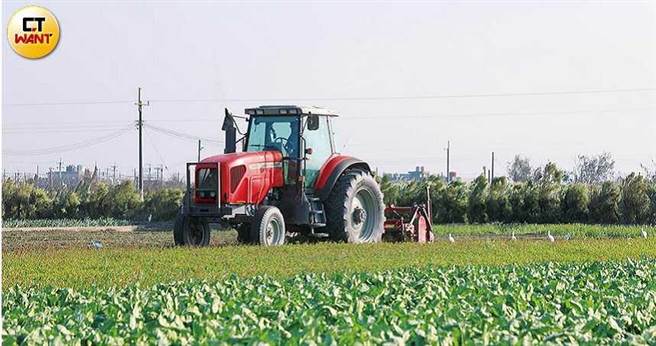 农机具可以提升耕作效率，对于改善农村劳动力不足，有莫大的助益。（图／张文玠摄）