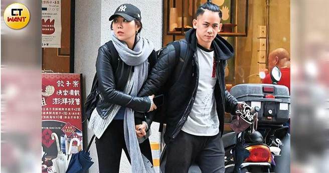 小倆口不僅十指緊扣，女友更挽著李淳的手臂，展現小鳥依人的模樣。（圖／本刊攝影組）