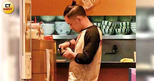 用完餐後，李淳到櫃檯付錢時才發現現金不夠，隨即到附近的便利商店領錢。（圖／本刊攝影組）