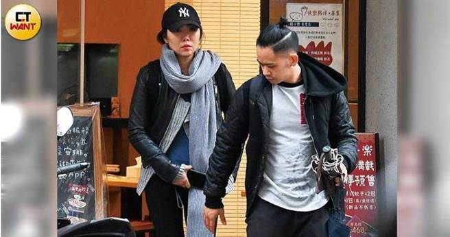 一步出餐廳，李淳立刻回頭伸手準備牽起女友，十分溫柔。（圖／本刊攝影組）