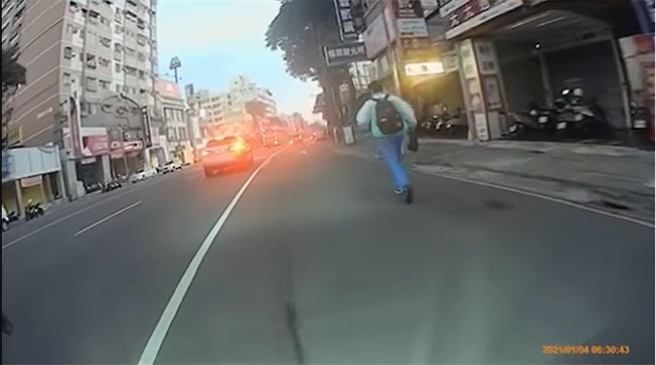 高雄某高中的一位男學生錯過校車在大馬路狂奔，卻有三組民眾接力幫他攔下校車，超級暖心。（臉書社團《爆料公社二社》／蘇育宣翻攝）