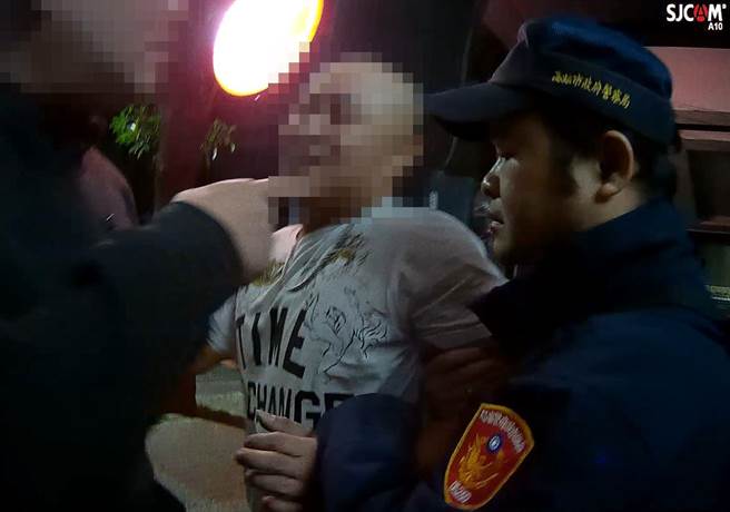 醉男酒后滋事，遭「大外割」压制逮捕。（翻摄照片／曹明正亮雄传真）
