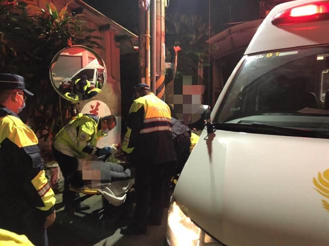 員警獲報到場除喝止賴男行為外，並以辣椒水制止，隨即上銬管束，後由消防隊人員強制就醫。（民眾提供／馮惠宜台中傳真）