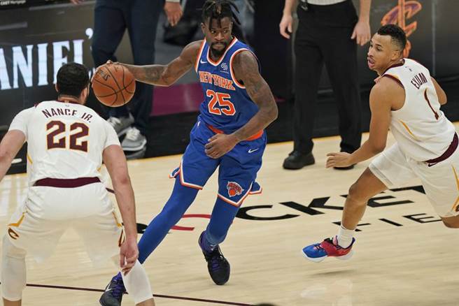 尼克队布拉克持球进攻。尼克本季团薪全联盟最低，开季4胜3败获得球迷称讚。（美联社资料照）