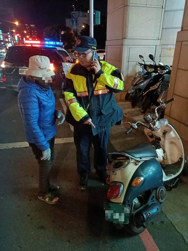 王姓阿嬷报警指称机车失窃，员警看见阿嬷手提便当店的塑胶袋，研判机车遗留在便当店附近，果真在距离350公尺外的便当店前发现被阿嬷遗忘的机车。（台中市第三分局提供／冯惠宜台中传真）