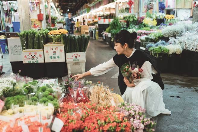 位於內湖的台北花市，花卉品種眾多，不僅能購買到台灣花農培育的原生種，還有生命力十足的藤蔓野草。（圖／張晋瑞提供）