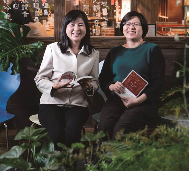 且看政治大学韩文系教授郭秋雯与麦田出版副总编辑巫维珍，分别从学界及出版界的角度出发，剖析韩国文学带给台湾社会的文化洗礼。（图／顏涵正提供）
