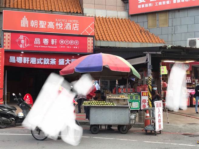 男子控訴機車和背包被攤販潑油，攤商則回嗆對方開出索賠8千。（圖／臉書「爆怨2公社」）