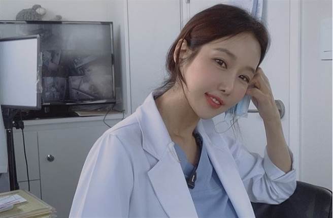 南韓女牙醫李秀珍，完全看不出已經52歲。(翻攝自李秀珍IG)