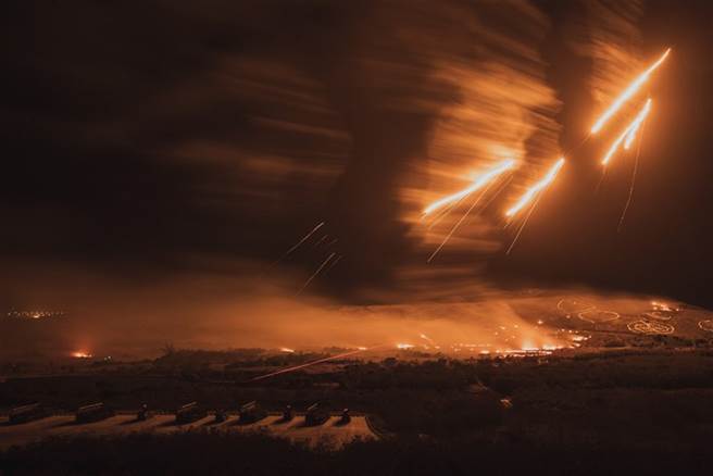 照明弹与炮火夜间交织如流星雨照亮恒春车城夜空，机步269旅实弹射击超壮观。(青年日报提供)