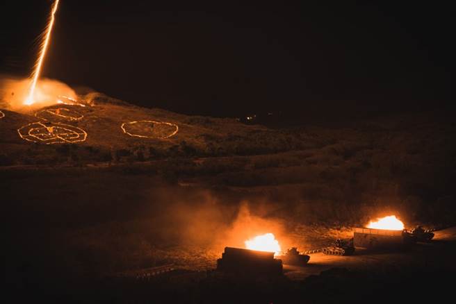 照明弹与炮火夜间交织如流星雨照亮恒春车城夜空，机步269旅实弹射击超壮观。(青年日报提供)
