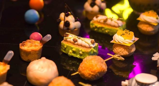 台北W饭店紫艷酒吧联手台湾当地品牌珍煮丹推出四季不同主题的下午茶，首波强打下午茶「BUBBLE YEN珍奇斗艷」。图／台北W饭店