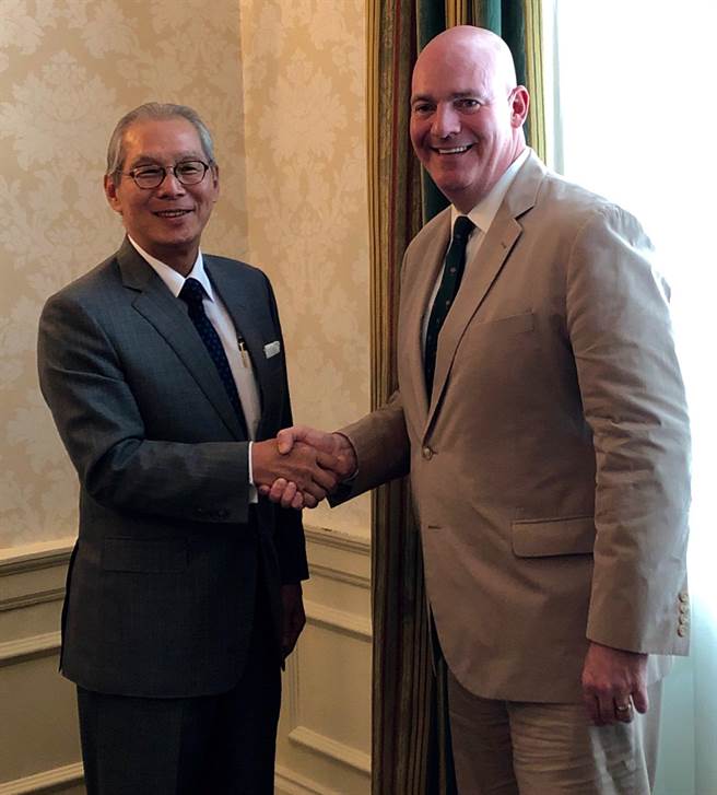 美国国务院政军局助理国务卿古柏（右）与前驻美代表高硕泰。（取自古柏推特）