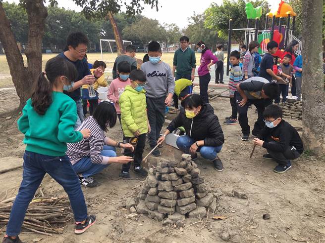 彰化县二林镇积极发展食农教育的香田国小，举办控窑感谢季，传承台湾农业传统文化。(校方提供／吴建辉彰化传真)