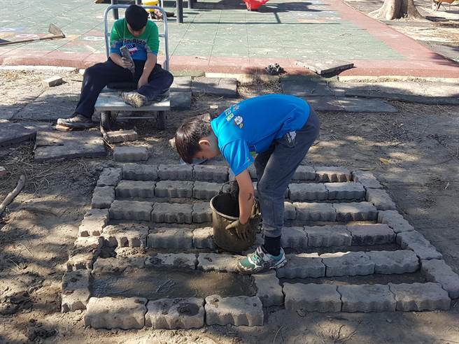  小朋友利用砖头搭建模型，将调制好的泥浆倒入模具，制作土块。(校方提供／吴建辉彰化传真)