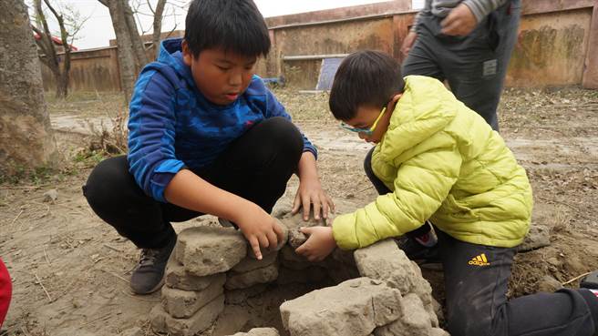 从做土砖开始、搭窑、控窑，再到开窑，全部都由小朋友自己动手。(校方提供／吴建辉彰化传真)