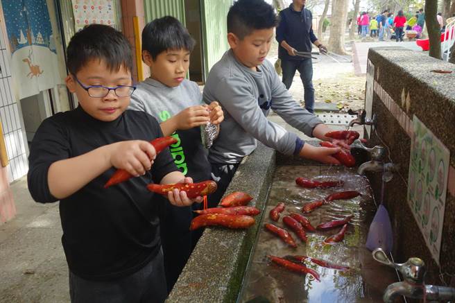 施奕翔说，第一次搭土窑，相当新鲜，这么冷的天气大家辛苦一整个上午，最后吃到热腾腾的玉米及地瓜，感觉特别温暖。(校方提供／吴建辉彰化传真)