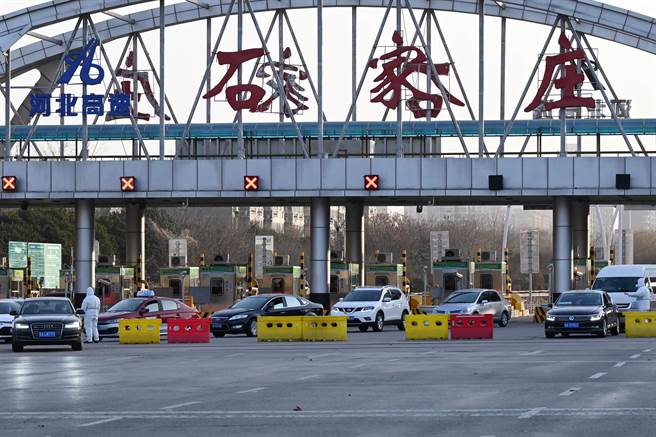 河北石家莊一高速下道口，當地警方正在疏導車輛。當日起，石家莊全市範圍全面啟動核酸全員檢測。(中新社)