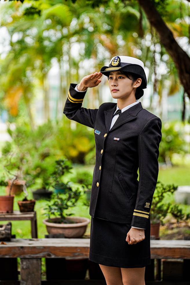 海軍司令部推出的年曆，封面人物則為郭蕙寧中尉，她身穿一襲俐落的海軍制服，堅定的眼神凝視遠方，美暈一大票網友。（圖／海軍提供）