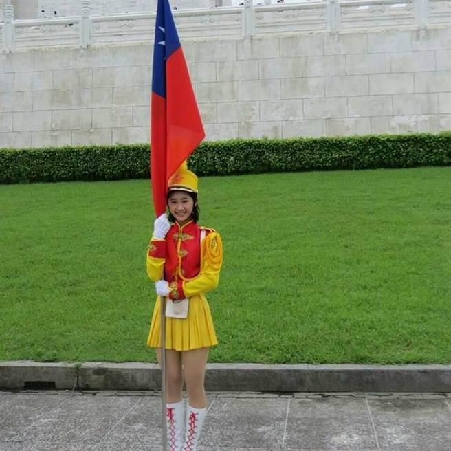 郭蕙寧中尉畢業於景美女中，在校期間曾擔任樂儀隊的掌旗官，英姿挺拔。（翻攝郭蕙寧臉書）