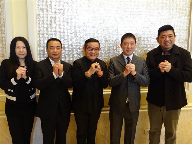 台中市里長聯合總會6日舉辦「台中市各區里長交流餐會」，總會長陳建良（右二）邀許效舜（中）等知名藝人參與。圖/曾麗芳