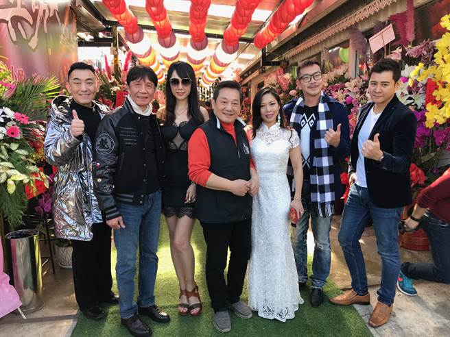 餐厅开幕时，许多艺人来站台。右3为卢靓。（图／中时资料照）