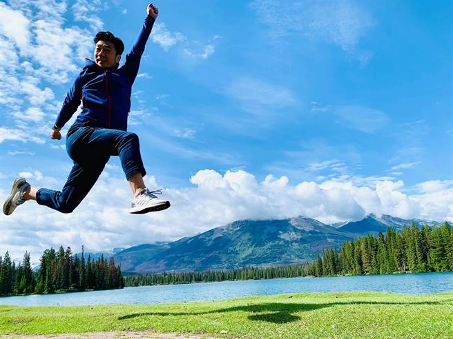 从年轻时的脾虚体质到中年后反而身轻逆龄，中医师陈峙嘉不藏私推荐自己的生活秘诀。(图/取自陈峙嘉脸书)