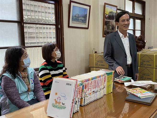 嘉义市议员蔡永泉与出版社合力赠送全市各国小书籍，推广阅读，（廖素慧摄）