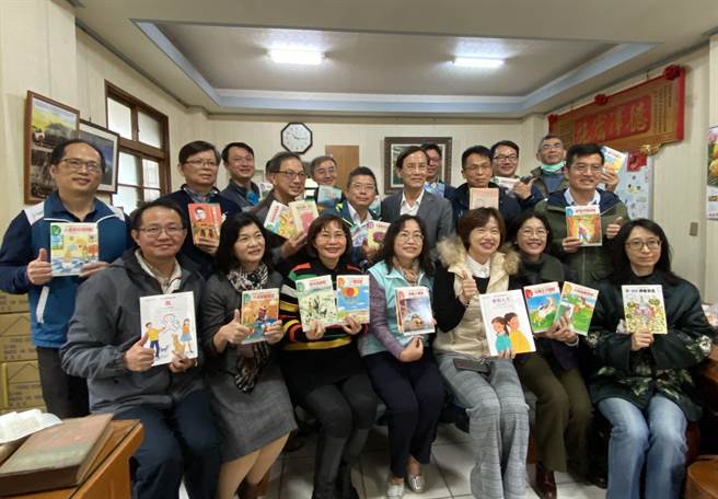 嘉义市各国小校长收到议员蔡永泉与出版社送的书籍，感谢称讚，（廖素慧摄）