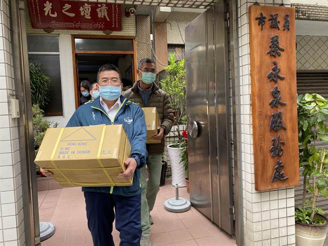 嘉义市各国小校长搬走赠书，侨平国小校长何宪昌喊很棒，（廖素慧摄）