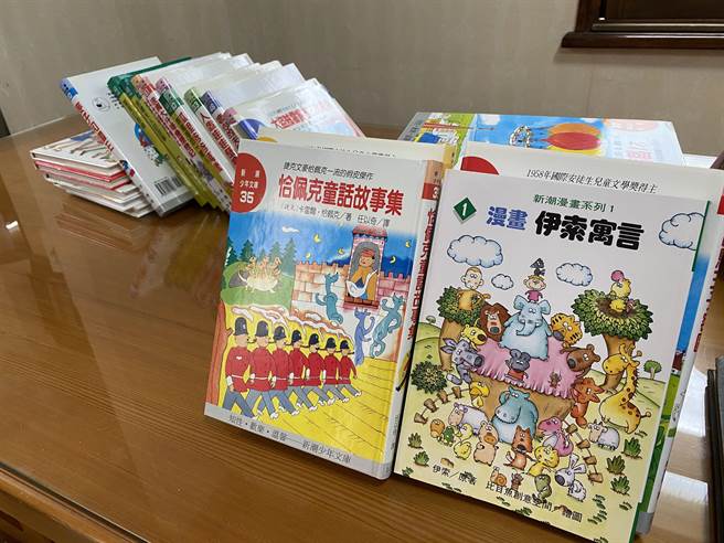嘉义市议员蔡永泉与出版社合赠少年文库书籍，（廖素慧摄）