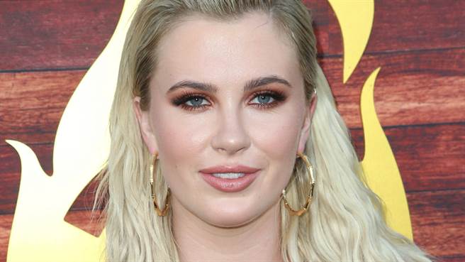 艾尔兰鲍德温(Ireland Baldwin)近日在IG上晒出居家裸照。（图／达志影像）
