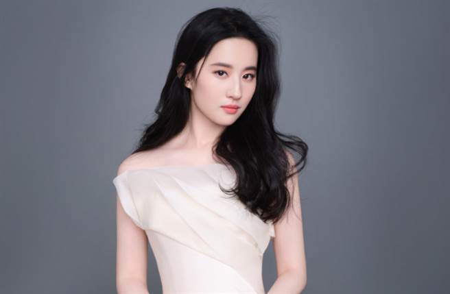 33岁大陆女星刘亦菲拥有清新脱俗的气质及170cm高䠷身材，出道多年依旧以自带光环的美貌受封「神仙姐姐」。（图／摘自微博@尚美巴黎CHAUMET ）