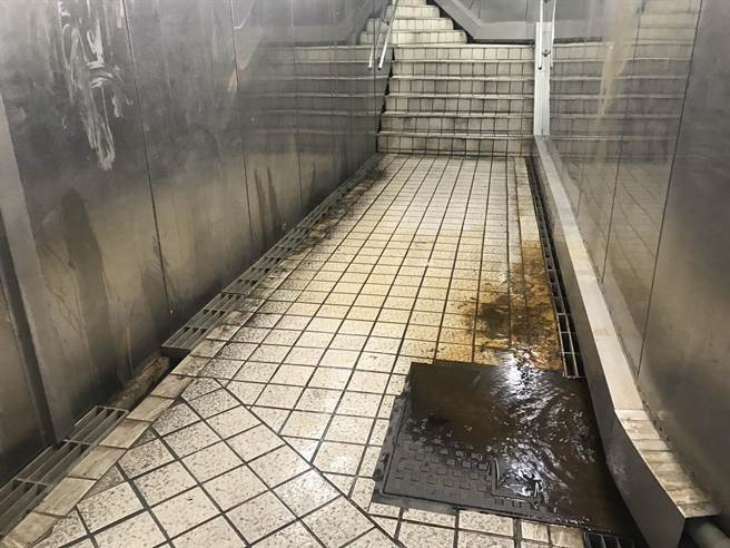 基隆市中心2处地下道年久失修，环境脏乱、灯光昏暗衍生诸多问题。（陈彩玲摄）