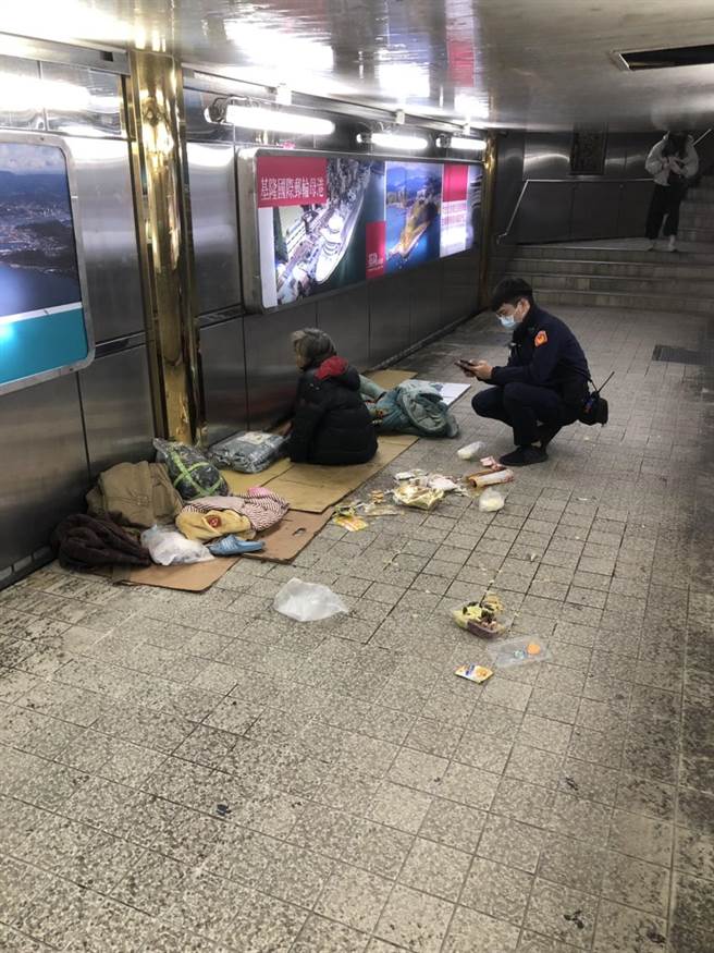 近日因天气寒冷，地下道开始有游民打地铺休息。（读者提供／陈彩玲基隆传真）