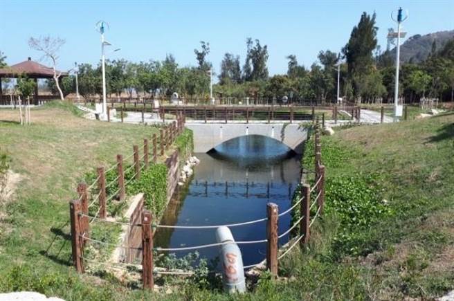 金门开放人工湖自有水源，图为回收水抽至荣湖人工溼地。（县府提供）