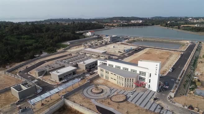 洋山净水场也已完成试车，预计今年底可将「东水西送」能量提升至0.9万吨，减少自来水厂约8成的地下水抽取。（县府提供）