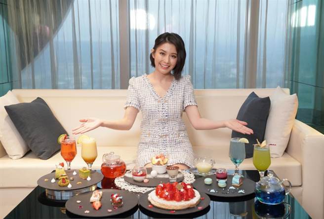 新竹喜来登携手女神级星座专家「白瑜」推出「十二星座 草莓派对」。（喜来登提供／罗浚滨新竹传真）